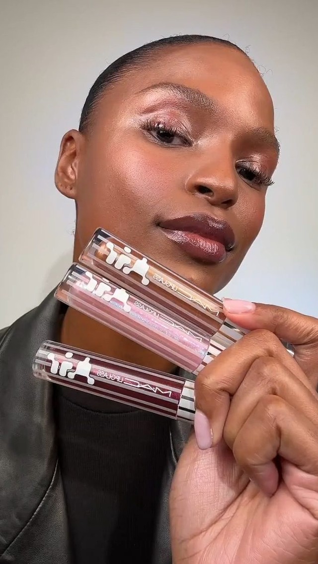 Más tonos, MÁS BRILLO. Sabemos que es dificil elegir, pero cuéntanos en comentarios cuál es tu favorito😉✨
👉Sublime (ciruela con perla roja)
👉Frozen (rosa con destellos azulados)
👉Accolade (dorado brillante)
#MACLipglassAir