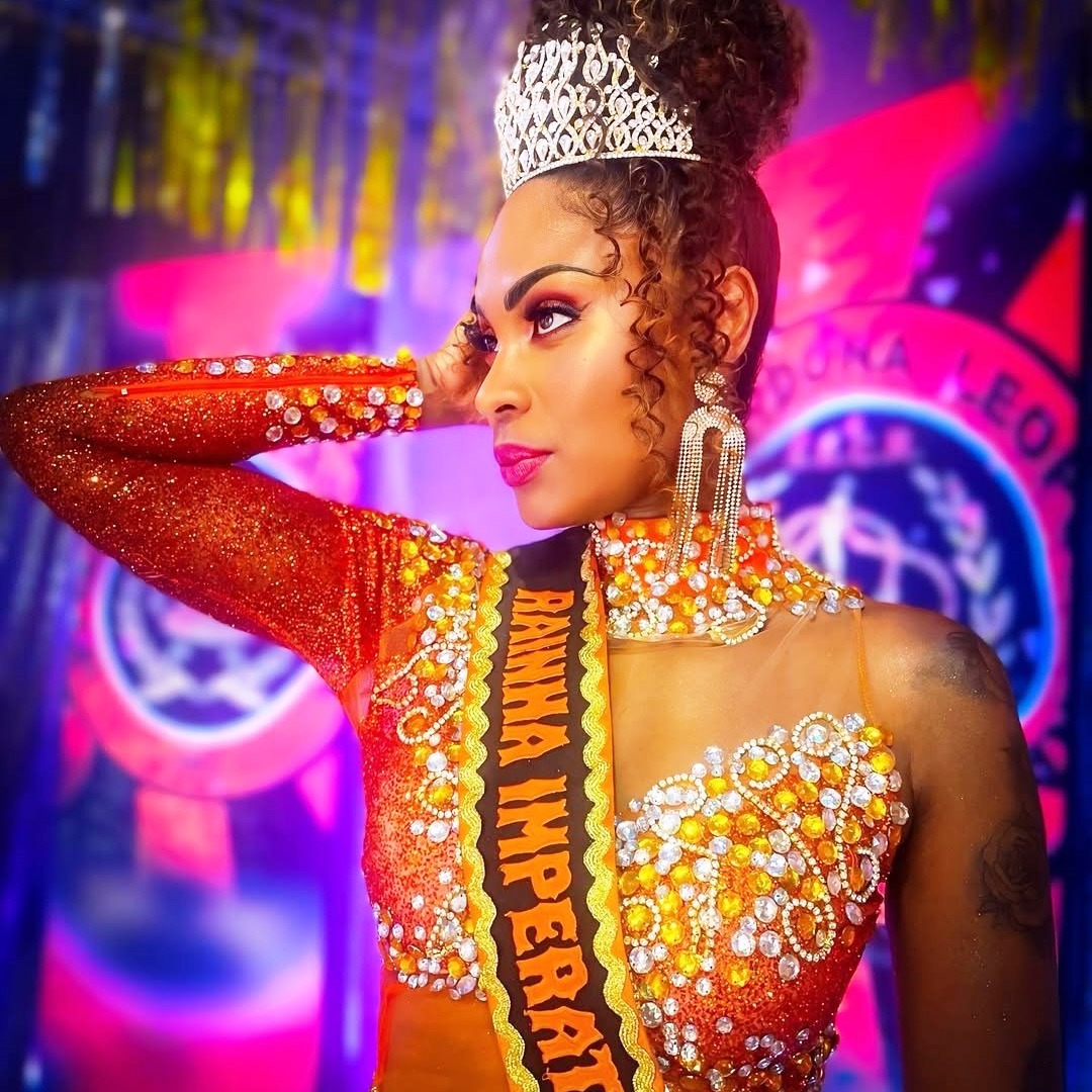 IMPERATRIZ DONA LEOPOLDINA ABRE INSCRIÇÕES PARA A RAINHA DO CARNAVAL 2026
PORTO ALEGRE | GRUPO OURO
A Imperatriz Dona Leopoldina abriu as inscrições para escolher sua Rainha do Carnaval 2026.
Os requisitos para o concurso: a menina ser de Porto Alegre, amar o samba e ter presença forte, comunicativa e cheia de atitude.
As candidatas selecionadas terão a preparação de Evandro Hazzy, o “Mago das Misses”, referência nacional em concursos e performance. Uma oportunidade única de representar uma das escolas mais tradicionais da capital na passarela do samba.
Informações completas estão disponíveis nas redes oficiais da Imperatriz!
📷: Arquivo pessoal (Bruna Guimarães, rainha da Imperatriz Dona Leopoldina 2025)
#rainhaimperatriz2026
#evandrohazzy
#imperatrizdonaleopoldina
#rainhadocarnavalpoa
#carnavalpoa2026
#carnavalenfoco