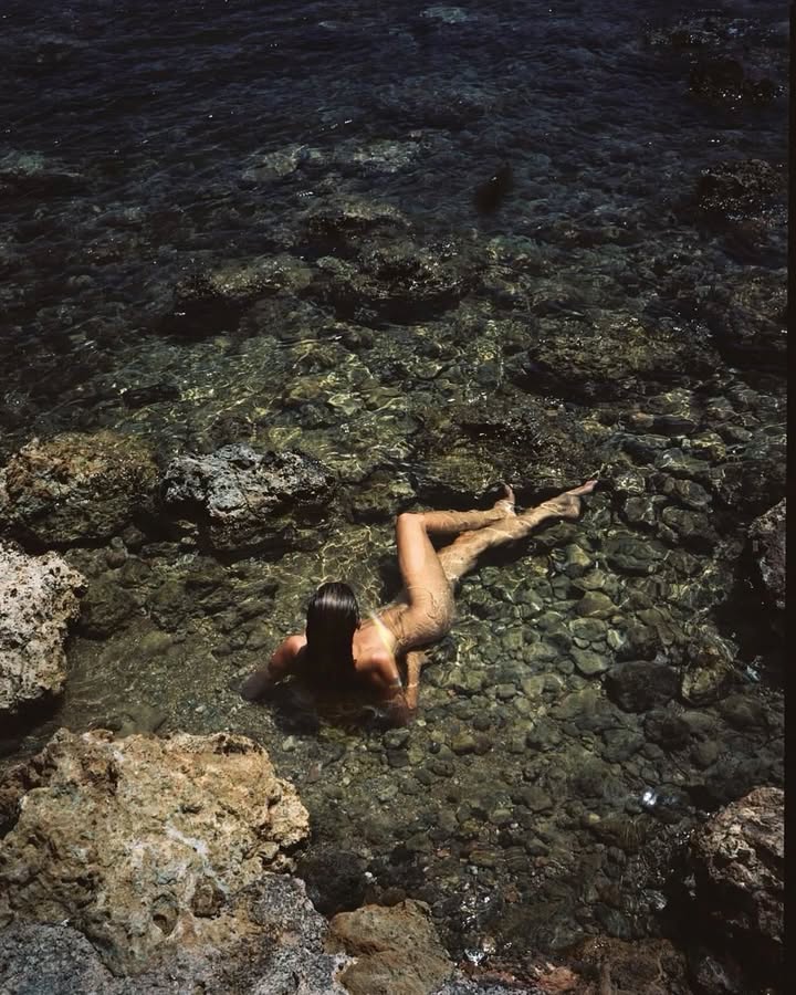 Ella es @malsvensson
Y no solo se baña en el agua: se funde con ella.
Habita su cuerpo con verdad, como quien conoce el lenguaje del mar, del silencio y de la roca.
Su forma de estar inspira.
No impone belleza, la encarna.
Nos emociona ver cómo vibra la esencia de SeaSkin Life a través de mujeres como ella.
Presencia. Piel. Plenitud. Ese es el verdadero lujo.
⸻
She is @malsvensson
And she doesn’t just swim — she merges with the water.
She inhabits her body with truth, like someone who speaks the language of sea, silence and stone.
Her way of being inspires.
She doesn’t force beauty — she embodies it.
We’re moved to see how the essence of SeaSkin Life comes alive through women like her.
Presence. Skin. Wholeness. That is true luxury.
⸻
Sie ist @malsvensson
Und sie schwimmt nicht nur – sie verschmilzt mit dem Wasser.
Sie bewohnt ihren Körper mit Wahrheit, als spräche sie die Sprache von Meer, Stille und Stein.
Ihre Art zu sein inspiriert.
Sie drängt sich nicht auf – sie verkörpert Schönheit.
Es berührt uns zu sehen, wie sich die Essenz von SeaSkin Life durch Frauen wie sie entfaltet.
Präsenz. Haut. Fülle. Das ist wahrer Luxus.
⸻
Hon är @malsvensson
Och hon simmar inte bara – hon smälter samman med vattnet.
Hon bor i sin kropp med sanning, som om hon kände havets, tystnadens och stenens språk.
Hennes sätt att vara inspirerar.
Hon försöker inte vara vacker – hon är det, på sitt sätt.
Vi berörs av att se hur SeaSkin Lifes essens vaknar till liv genom kvinnor som henne.
Närvaro. Hud. Helhet. Det är sann lyx.