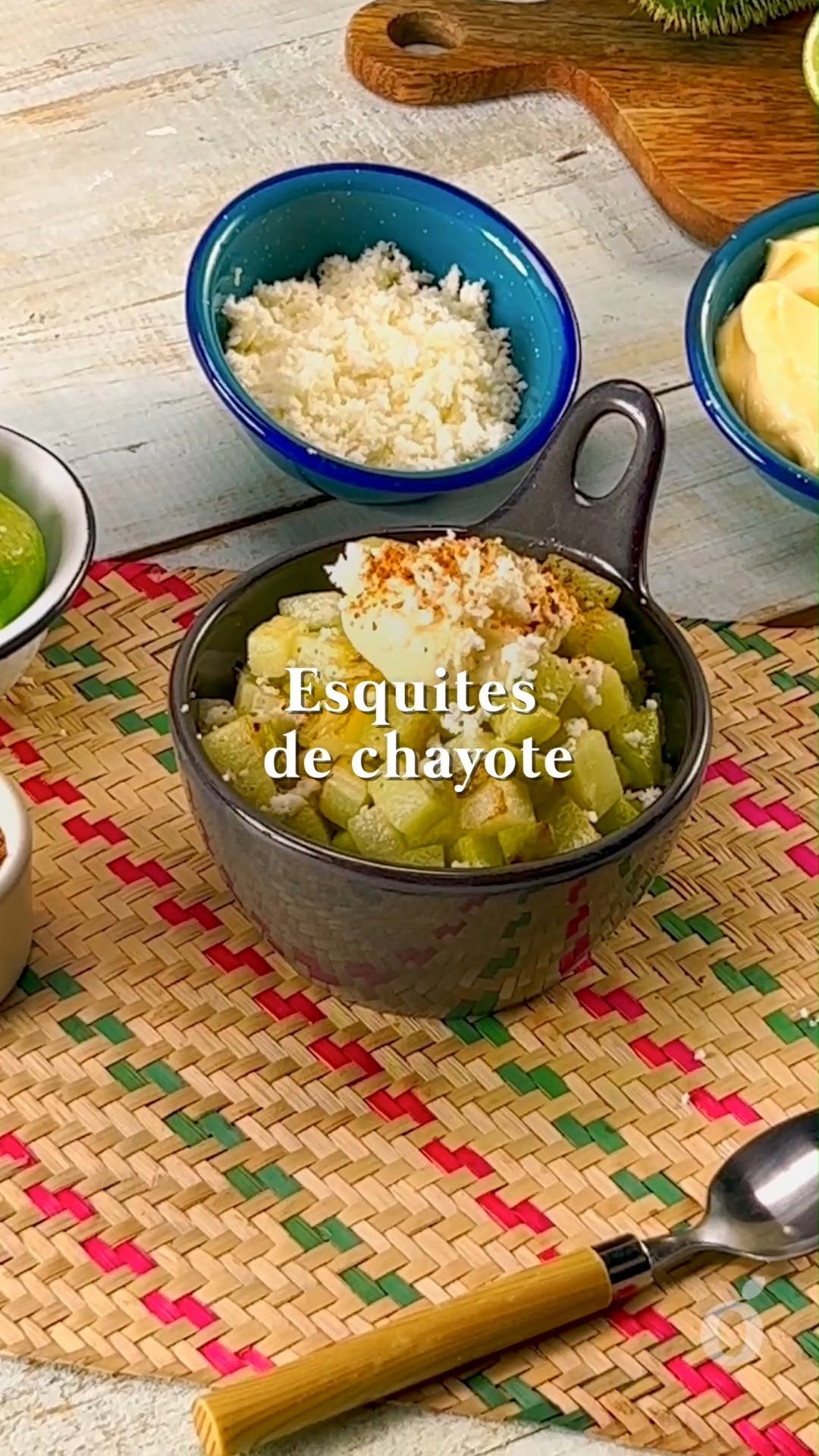 ¿Has probado los esquites de chayote? 🌽🔥 Mismos sabores, menos calorías. ¡Perfectos como snack saludable!
Ingredientes:
3 chayotes, con espinas
cantidad suficiente de agua
sal al gustosal al gusto
1 cucharada de mantequilla sin sal
1 chile de árbol
jugo de limón al gusto
mayonesa al gusto
queso rallado al gusto
chile en polvo al gusto