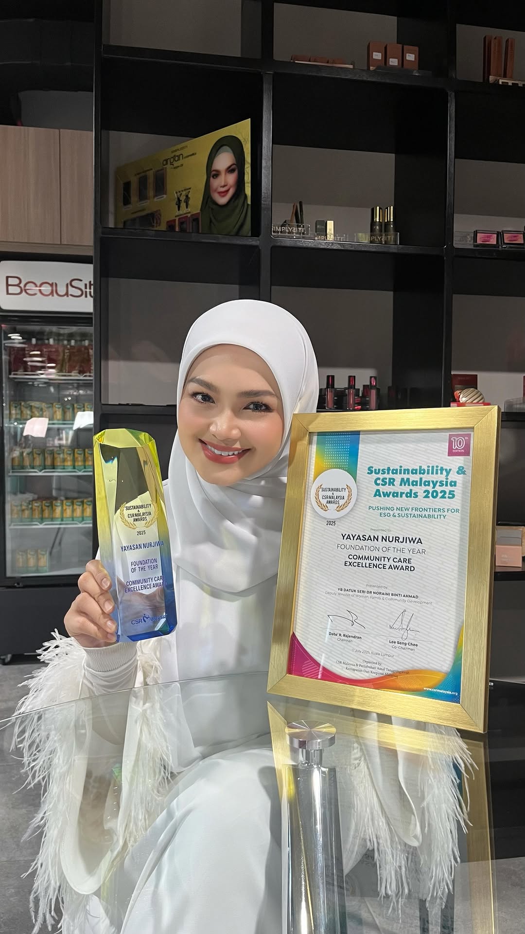 Terima kasih kepada CSR Malaysia Award @csr.malaysia atas pengiktirafan kepada Yayasan Nurjiwa sebagai Foundation of The Year.
Pengiktirafan ini adalah untuk semua yang sentiasa menyokong perjuangan kami.
Insya-Allah, kami akan terus berusaha membantu mereka yang memerlukan, sebaik mungkin atas nama kasih sayang dan kemanusiaan. 💛💙