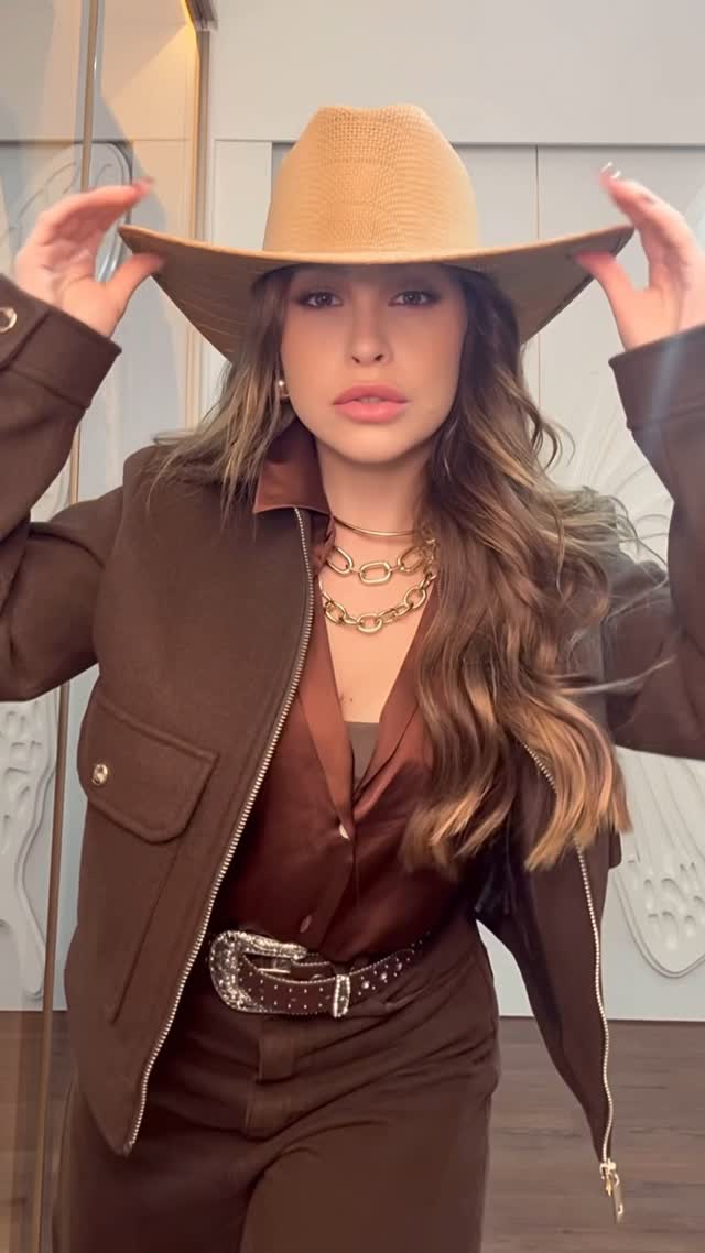 Ontem teve festa junina com look improvisado com o que eu tinha no closet…
Resultado foi esse, quantas fazendas eu teria assim? 😂👢