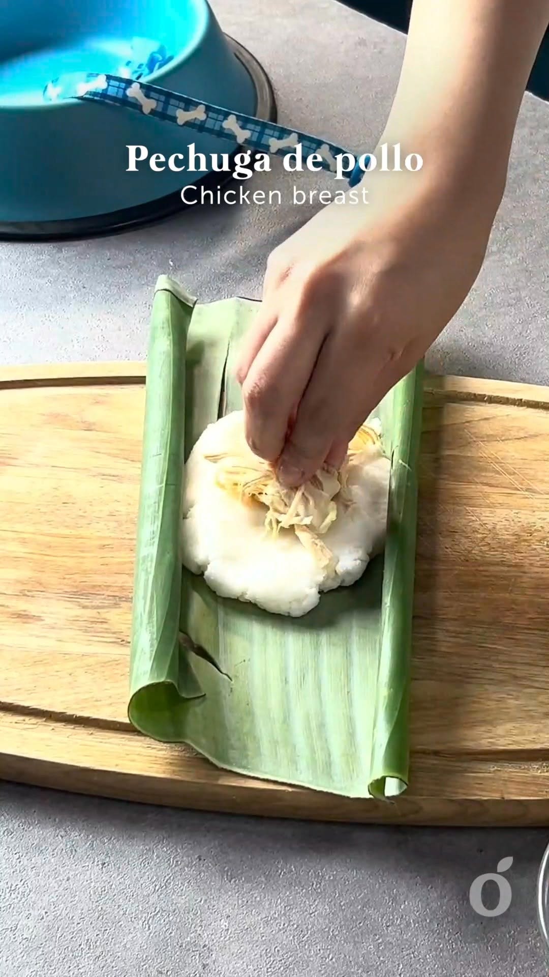 ¡Porque ellos también merecen su tamal 🐾🎉 Hoy concluimos el festejo con esta receta especial para lomitos: tamales 100% aptos para perros.
Ingredientes:
2 tazas de arroz, cocido
1/4 taza de harina de arroz
cantidad suficiente de hoja de plátano
1/2 pechuga de pollo, cocida y desmenuzada
3 zanahorias, cocida, en cubos pequeños
1/2 taza de chícharo, cocido
cantidad suficiente de agua
2 huevos, cocido, en rebanadas
perejil al gusto, solo las hojas
¡Guárdala y consiéntelo como se merece!