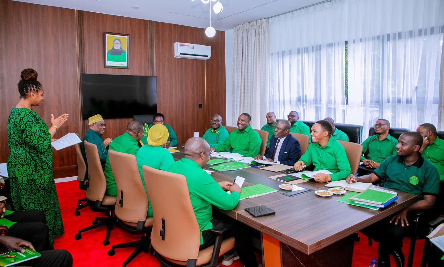 Chama ni vikao 💚
CCM ina utaratibu mzuri wa kuunganisha uzoefu wa wazee na ubunifu wa vijana. Vijana sio tu wanawezeshwa kupata elimu na kujiendeleza ila zaidi wanapewa nafasi ya kuonesha uwezo na ubunifu wao.
Vijana Tunaweza 💪🏽