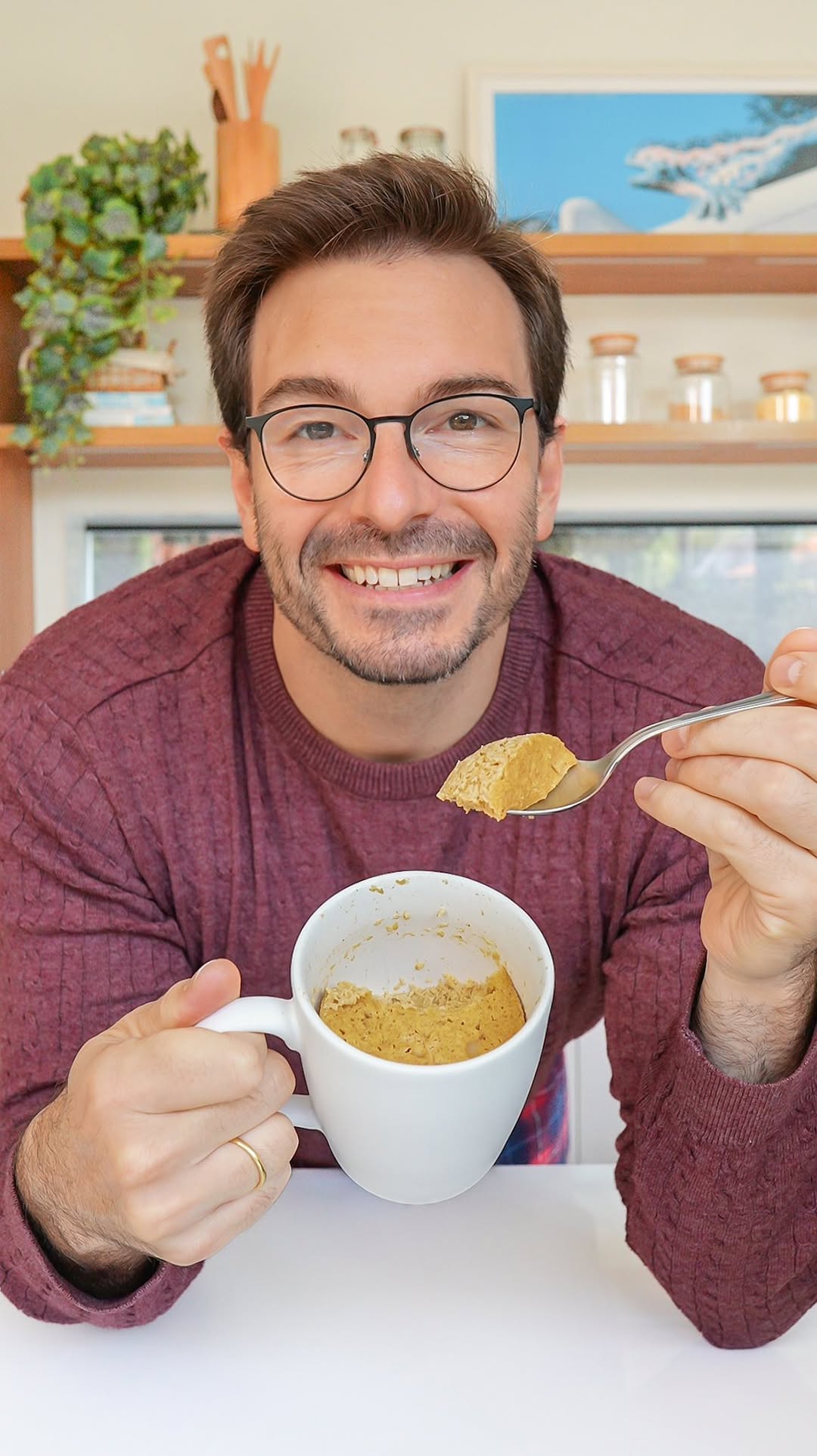 Bolinho de maçã, pinhão e especiarias.
Essa é a receita ideal para acompanhar o café dos adultos ou colocar na lancheira das crianças.
O pinhão é um ingrediente que deixa saudade por ser sazonal e estar disponível só alguns meses, durante outono e inverno.
Geralmente eu como ele puro ou em receitas salgadas, mas depois desse teste, eu posso afirmar que ele é melhor do que nozes para fazer algumas receitas doces, como esse bolinho de maçã.
📌 Salva essa receita para lembrar de fazer.
👯♀️ Marca aquele amigo que gosta de testar receitas práticas.
Ingredientes básicos
1 ovo
1 maçã (ralada ou triturada)
3 (110g) colheres de sopa de iogurte grego (ou natural)
2 (45g) colheres de sopa de farinha de aveia (ou farelo)
1 colher de chá de fermento para bolo
Opcional: quem tiver o paladar mais doce, pode adicionar 1 colher de sopa de açúcar de coco, mel ou adoçar como preferir.
Ingredientes da melhor versão
1 colher de chá de canela em pó
½ colher de chá de noz moscada ralada
⅓ de xícara de pinhão cozido e picado
(eu uso o pinhão da Cucina Prima @insalataprima que já vem cozido no vapor, embalado a vácuo, sem aditivos e sem conservantes)
Asse no micro-ondas por 3 minutos (use uma caneca grande ou uma tigela, deixe sobrando pelo menos 2 dedos até antes da borda para o bolo ter espaço para crescer e não transbordar).
🔥 Asse no forno pré aquecido 180°C por 20 min.
🌪️Asse na air fryer 180°C por 15 min.
Siga o passo a passo do vídeo para preparar.
Se você curtiu, compartilhe essa receita com aquela pessoa que gosta de uma receita fácil e saudável.
Marque o “@“ aqui nos comentários👇
Publicidade
#receitafacil #receitasfaceis #receitaspraticas #receitapratica #receitas #receita #receitasfit #receitafit #receitasaudavel #receitassaudaveis #comidadeverdade #muffinsaudavel #pinhao #muffindemaça @verdureiraoficial