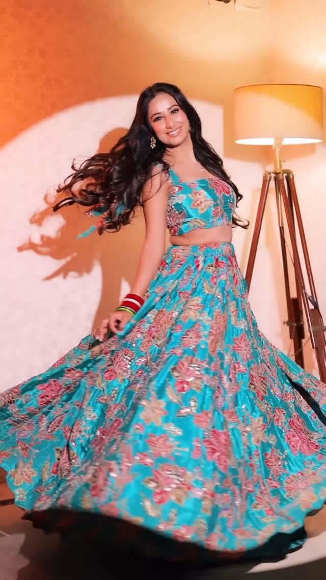 Just another Pretty day in paradise 🌸
Outfit by @mewar_couture_ ✨
Makeup by @rimjhimraimakeup ✨
Shot by @negi_photographyy ✨
Styled by @stylestopperr ✨
#love #trending #trendingreels #lehenga #fun
