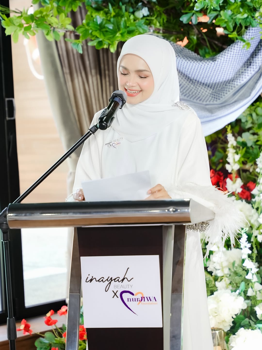 Alhamdulillah, satu momen penuh makna.
Semalam adalah majlis penyerahan sumbangan sebanyak RM300,000 daripada @inayahbeautytrading kepada Yayasan Nurjiwa bagi tujuan penambahbaikan sebuah masjid di lokasi misi kami pada bulan Ramadan yang lalu.
Bukan jumlahnya yang menggetarkan hati, tetapi keikhlasan yang terbit daripadanya.
Sumbangan ini telah memberi sinar baru buat sebuah rumah Allah yang telah lama menanti untuk dipulihkan.
Terima kasih kepada @inayahbeautytrading atas kepercayaan ini, dan sentiasa menjadikan kami jambatan kasih antara hati-hati yang ingin memberi dan mereka yang sedang diuji.
Moga setiap batu bata yang dibina semula, menjadi saksi cinta dan amal jariah yang tidak akan putus hingga ke akhirat.