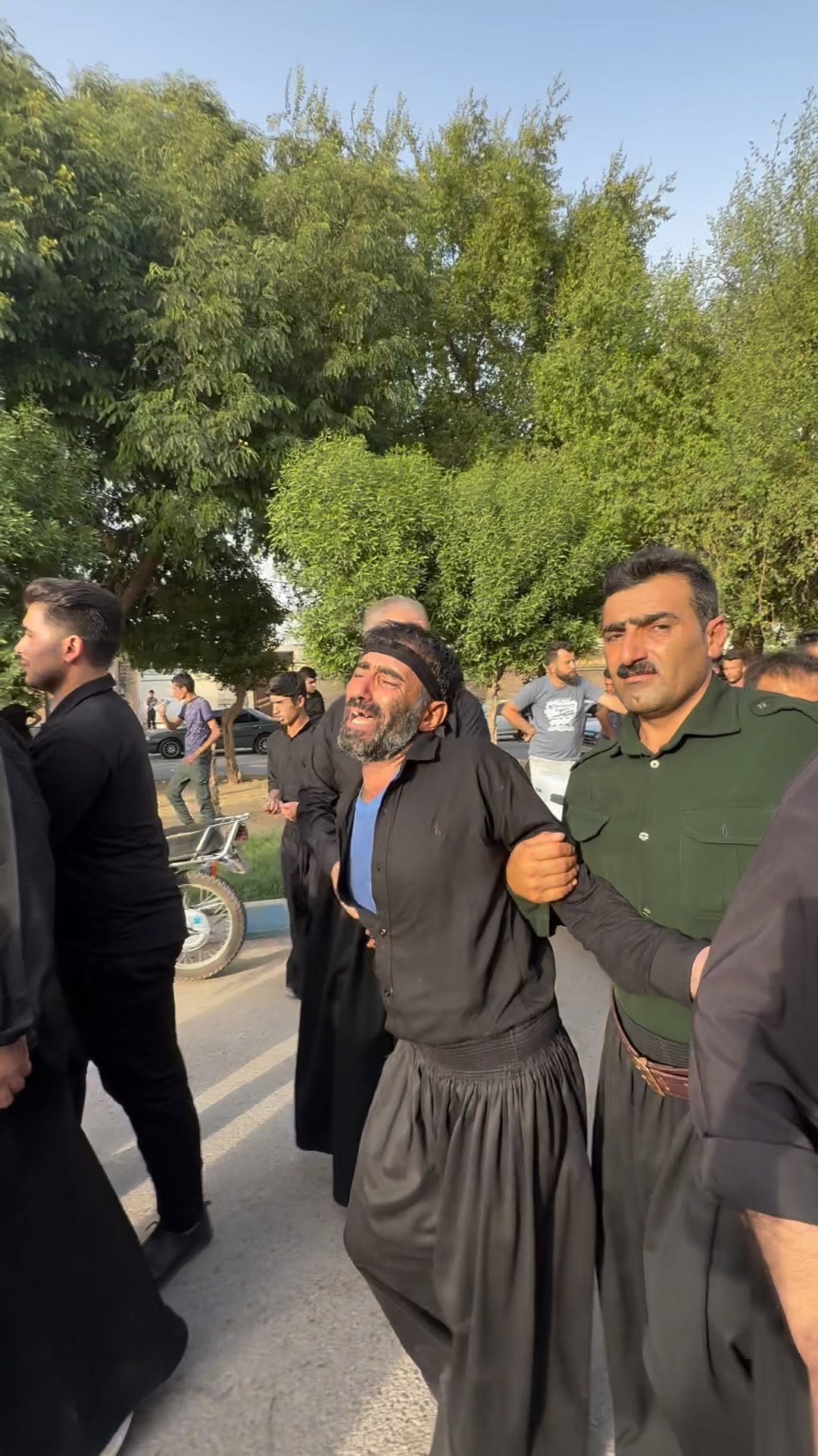 امروز جمعه1404/4/27
مراسم خاکسپاری مرحوم آمیرزا نوروزی از طایفه آرپناهی درشهرشرافت شوشتر#خواننده #تقی_جعفری #اکسپلور #مادر #مرگ