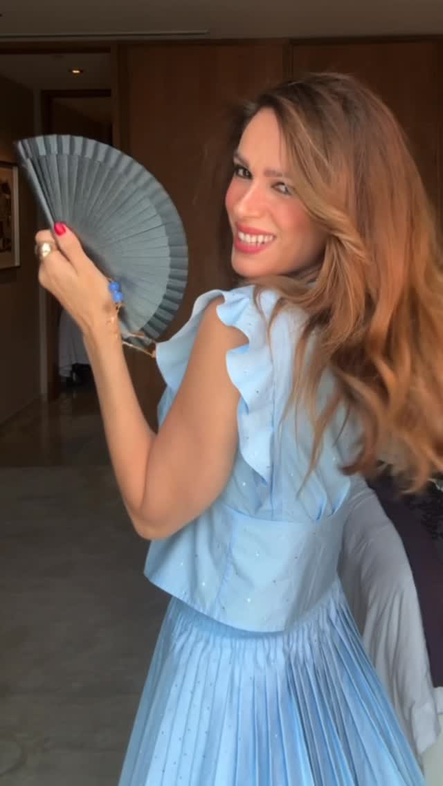 Bailamos??? 💃🏻💃🏻
READY FOR SUMMER
Con mi protector solar 50+ efecto BBcream de @oceanbymarsaura a todos lados!!
Os dejo también mi look bellezas
Look azul cielo
@sandroparis @ehmoda
Pendientes y anillo @mango
Abanico
@mimokishop
Cuñas y bolso
@ysl
Cazadora vaquera
@elisabettafranchi
@replicacomunicacion
Stylist @veronicasuarez
