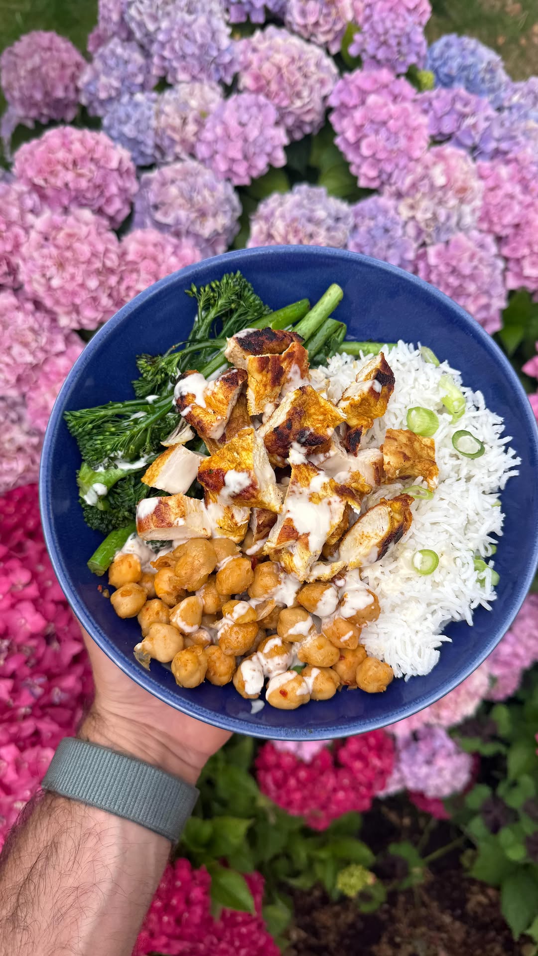 Healthy rice bowl with chicken & tahini for the win? 😍
Would you make this one at home?