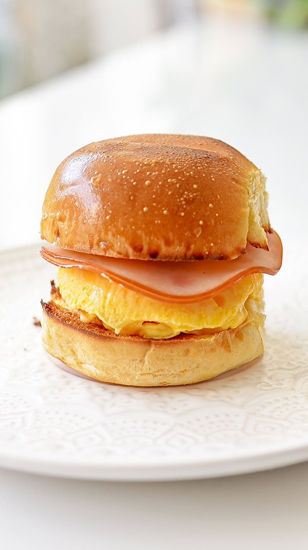 “Mayonegg” - Melhor Omelete da história da humanidade.
Talvez seja o jeito mais rápido de preparar Omelete, mas será que é o melhor da história?
Testei a receita passada pelo @chefjoseandres para vocês verem o resultado.
Vocês gostaram? Sim ou não?
📌 Salva essa receita para lembrar de fazer.
👯♀️ Marca o amigo que gosta de receitas práticas.
Ingredientes básicos
1 ovo
1 colher de sopa de maionese
Temperos opcionais: só coloco depois de pronto, sal, pimenta do reino e cebolinha.
🔥 Asse no micro-ondas por 40 segundos.
(ESSA RECEITA É SÓ DE MICRO-ONDAS)
Siga o passo a passo do vídeo para preparar.
Se você curtiu, compartilhe essa receita com aquela pessoa que gosta de uma receita fácil e saudável.
Marque o “@“ aqui nos comentários👇
#receitafacil #receitasfaceis #receitaspraticas #receitapratica #receitas #receita #receitasfit #receitafit #receitasaudavel #receitassaudaveis #ovo #cafedamanha #omelete