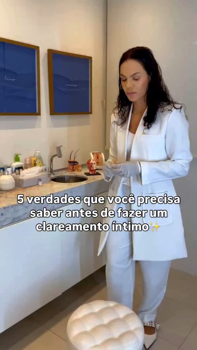 5 verdades que você precisa saber antes de fazer um clareamento íntimo
(E se você é médico(a), leia até o fim.)
1️⃣ Nem toda vulva escurecida precisa ser clareada.
É importante entender o que é variação natural e o que realmente impacta a autoestima e merece cuidado.
2️⃣ Clareamento não é só um procedimento, é uma rotina.
Produtos tópicos, sabonete adequado, hidratação e consistência fazem parte do processo. Clarear exige compromisso.
3️⃣ Responsabilidade é dupla.
O profissional precisa orientar com clareza.
A paciente precisa seguir com atenção.
Só assim o clareamento funciona — com segurança e resultado.
4️⃣ Clarear sem orientação pode piorar.
Receitas caseiras, produtos aleatórios e procedimentos sem preparo podem causar manchas e queimaduras.
5️⃣ Procure um profissional qualificado.
Clareamento íntimo é uma técnica que precisa de segurança e deve ser feita por quem tem capacitação.
E sim, faz parte da conduta orientar uma rotina de skincare íntimo junto ao tratamento.
Quer fazer clareamento íntimo com segurança, produtos certos e acompanhamento profissional?
Agende sua consulta e siga o perfil para dicas reais e sem tabu.
E se você é médico:
Quer atuar com segurança, autoridade e referência nesse nicho?
Comente IMERSÃO e receba mais informações sobre a formação completa.
#clareamentointimo #saudeintimafeminina #skincareintimo