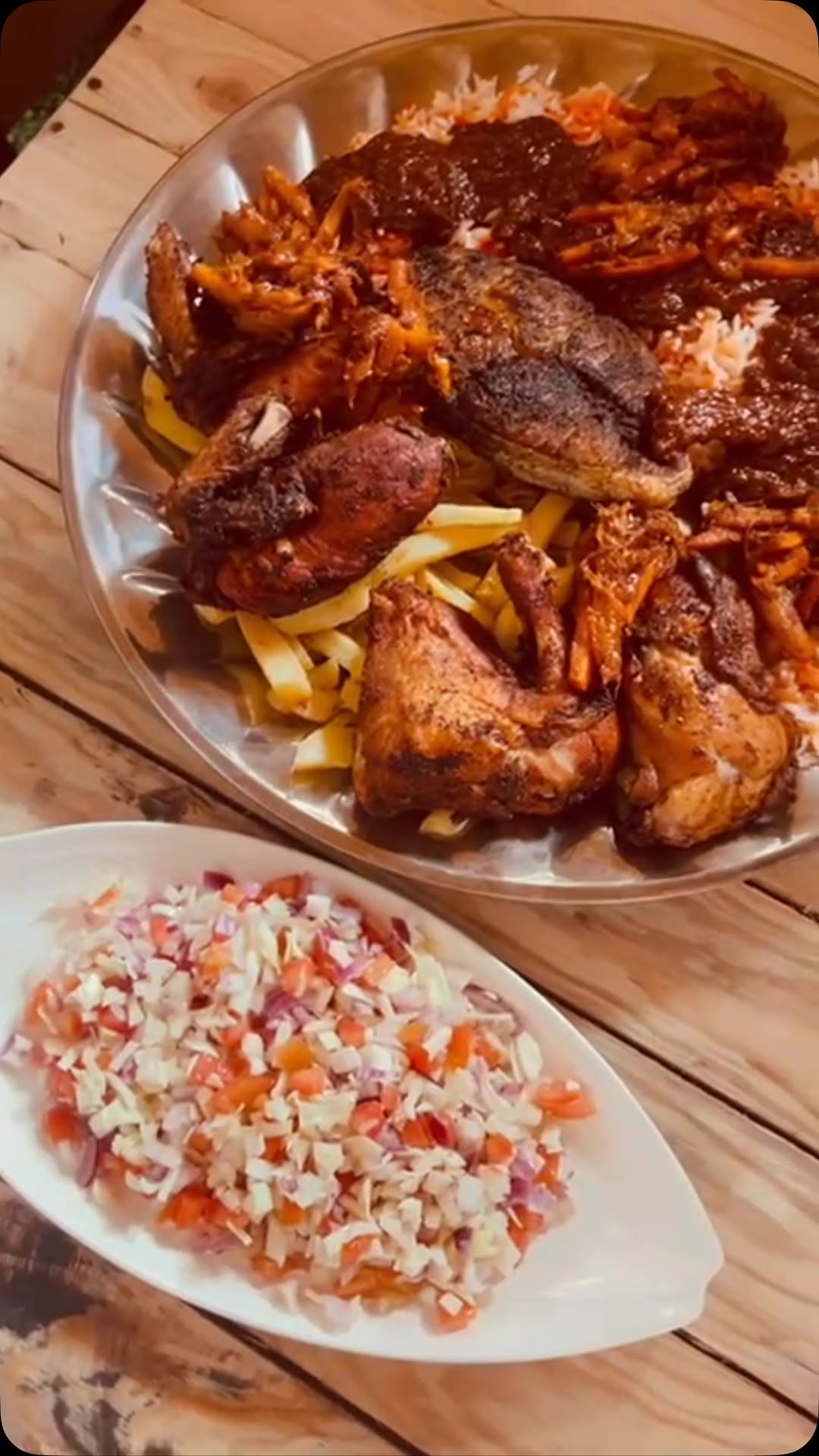 Biryani combo sinia, inakua na chipsi, biryani kuku,samaki, sambaro ,inapatikana @fishNchips_24 @fishnchips_24 pekee