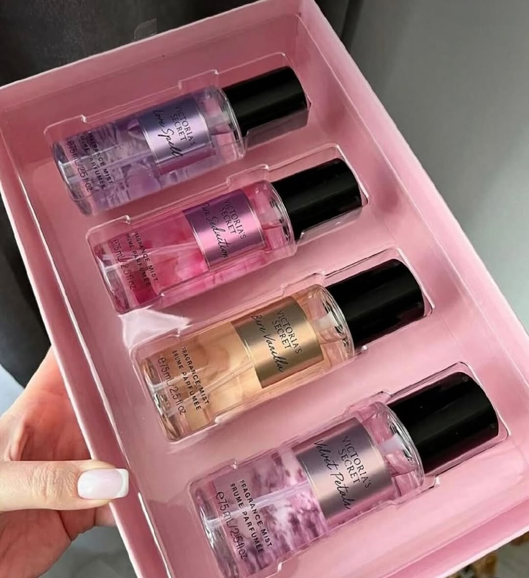 ☀️ Ёз — сумкангизда! Victoria’s Secret мини-спрейлари билан ҳар куни ёзги кайфиятни ҳис этинг 💫
🧴 Ҳажми — 75 мл: саёҳат, пляж ёки ишхонада ҳам ёнингизда бўлади!
🌈 Ёзга мос 4 севимли аромат:
— 🌸 Velvet Petals — гулли, юмшоқ, флирт учун идеал
— 💜 Love Spell — муҳаббат биринчи нафасда
— ❤️ Pure Seduction — ёрқин, ширин ва қизиқарли
— 🍦 Bare Vanilla — ванильли илдик кечалар руҳи
🎁 Идеал совға: подругага, севгилингизга ёки ўзингизга
📦 Саёҳатга, ҳар кунлик тоза ҳид учун, ёздаги must-have
💰 150 000 сўм(донаси)
🎁 520.000
🚕 Етказиб бериш — Яндекс Такси орқали