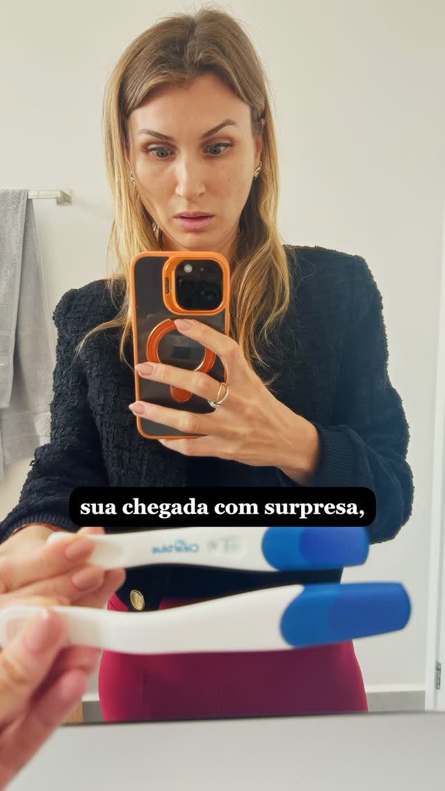 Essa é uma história de amor.
Daquelas que chegam de surpresa, mas deixam tudo mais bonito, mais cheio de sentido.
No dia 6 de junho, descobrimos que um novo bebê estava a caminho.
Uma vida pequenininha, mas que já enchia a casa de esperança, risadas, planos sussurrados em oração.
Deus estava confiando mais uma vez uma vida em nós.
Foi alegria, surpresa e aquele friozinho na barriga que só o novo causa.
Contamos um pro outro, pras crianças, depois pra família.
Cada reação foi única.
Cada abraço, um “sim” ao amor que já crescia em silêncio dentro de mim.
Por semanas, vivemos esse amor intensamente.
Foram viagens, orações, beijos na barriga, carinhos dos irmãos,
planos à meia-luz antes de dormir.
Esse bebê já fazia parte da nossa casa, da nossa fé.
Mas no dia 10 de julho, com o coração em oração, confirmamos o que já sentíamos:
havia uma má-formação que impedia seu desenvolvimento.
O coraçãozinho que esperávamos ouvir… já não batia mais.
E ali, o tempo parou.
Veio a dor, o silêncio, a saudade.
Mas também a certeza:
nem toda gestação termina em colo.
Mas toda vida que passa por nós, mesmo por um sopro, deixa marcas eternas.
Não sei explicar tudo que senti.
Mas nada foi em vão.
Essa vida me ensinou sobre amor incondicional.
Sobre amar muito sem ver, sem segurar.
E que mesmo o pouco tempo pode ser inteiro.
Com o coração sereno e grato, escolhemos compartilhar.
Porque foi real. Foi inteira. Foi sagrada.
E em Deus, nada se perde. Tudo é transformado em amor.
Nosso quarto bebê foi, e sempre será, um presente.
Nos deixou a certeza: a vida é sempre milagre.
Mesmo quando a gente ainda não entende tudo.