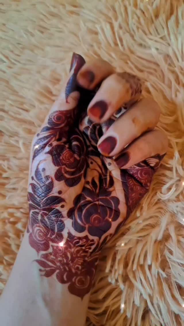 Where tradition meets timeless beauty. Experience the art of dark stain henna. ✨
#HennaMasters #ElegantDesigns #trending #gulfdesign #mehendi_by_saimakhan #bestheena #mehenditime