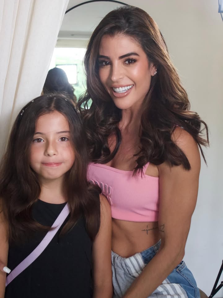 Carta abierta a Gail Gabriela Gómez Ruiz !! Hija me enteré que estaba embarazada de ti cuando tenías 3 meses en mi barriga! Me enteré un poquito tarde 🤣, recuerdo como si fuese ayer cuando la doctora me dijo tú estabas buscando bebé ?? Tienes tres meses de embarazo y es niña 😳!! Desde ese momento mi vida cambió, me cuidaba más que nunca, cuidaba todos mis pasos para que nada te pasara…. El día que naciste recuerdo fue cesárea estaba mareada por la anestesia y cuando te trajeron a la habitación porque tenías hambre me desmayé 😳, literal me desmayé… me llene de miedo no sabía por dónde empezar, lo que significaba la responsabilidad de ser tu madre, un ser tan pequeñito dependía de mi …. Pero hija tú llegaste a enseñarme a ser madre, mujer guerrera y a salir adelante. Me enseñaste a ser una mujer más madura, más fuerte y nada me derrumba, nada ni nadie me hace llorar porque soy fuerte, decidida, independiente, trabajadora y luchadora! Por ti cuido cada uno de mis pasos, decisiones! Gail el día que naciste entendí la razón por la que yo nací ! Gracias hija por enseñarme tanto ! Te amo ! Fotografía y make up @adrianmanriqueoficial