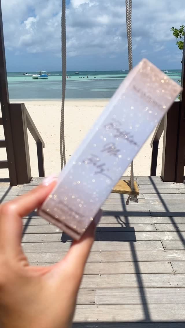 ✨Beachside glow hits different ✨
Our Brighten Me Baby™ Glow Mist is the vacation must-have for radiant, dewy skin—no filter needed #glowingskin