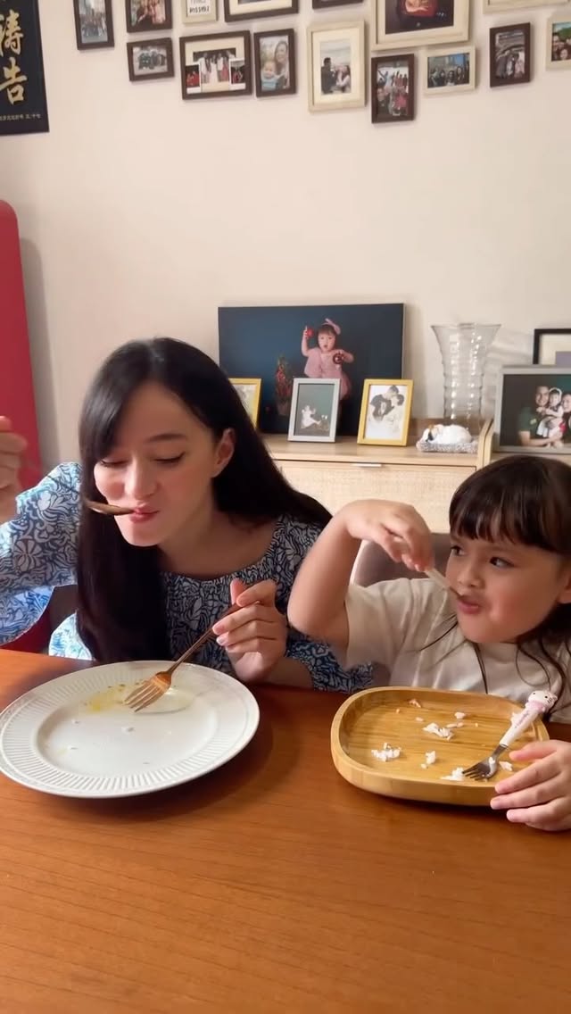 Chloe semangat banget bantuin Mama bikin sarapan 😍