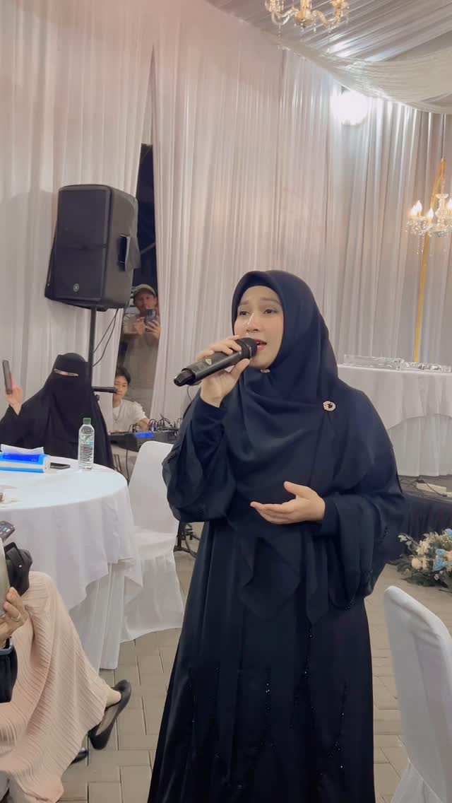 Allahumma sholli ala Sayyidina Muhammad.
Bershalawat bersama di Tasyakuran ‘Baiti Jannati’ nya putri tercinta @steviamina .
Semoga menjadi rumah yang terang benderang dilihat oleh penduduk langit tersebab rumah yg didalamnya ada Cahaya Al-Qur’an dan Cahaya Iman kepada Allah Subhanahu Wata’ala.
#puputmelati
#bershalawat
#lagureligi
#teruslahbershalawat