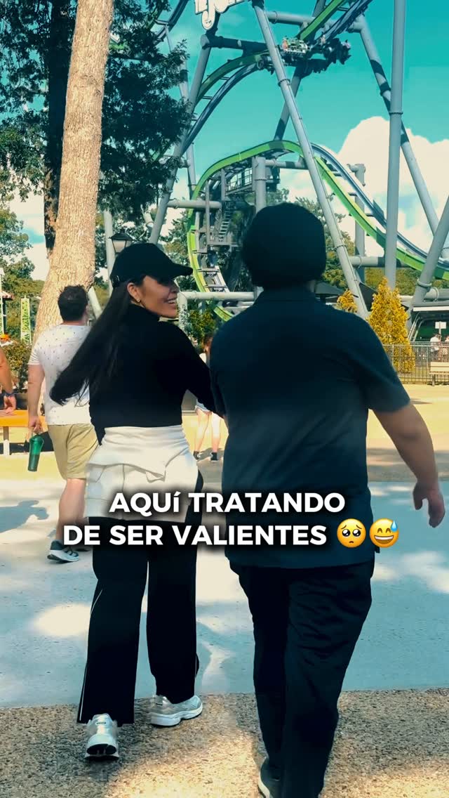 🎢 Como cuando caminas valiente hacia una montaña rusa… pero mientras más te acercas, más te das cuenta de que necesitas compañía 😅🙃 “Así que señor @joanjbonilla puede usted acompañarme?” 😂😅
Porque hay batallas que parecen fáciles de lejos… pero solo cuando estás cerca descubres que necesitas apoyo para poder librarlas, 😂😂