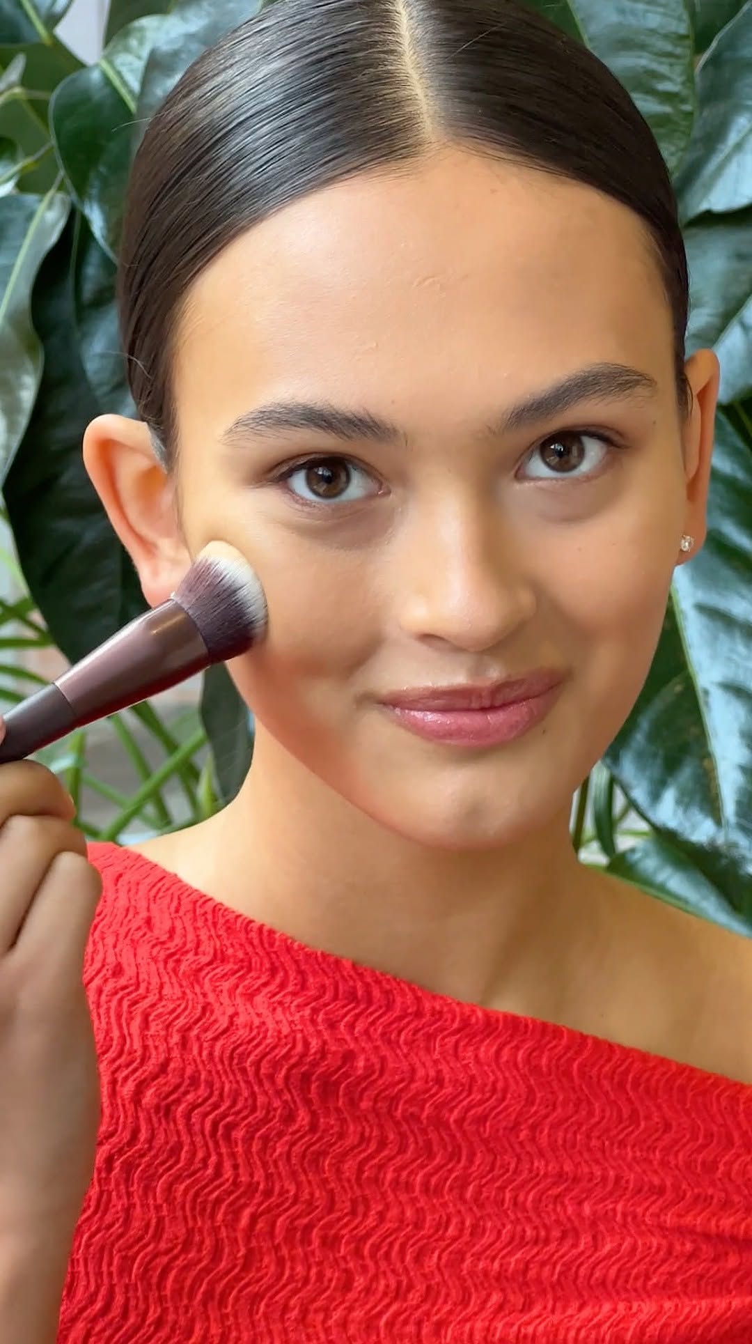 Is your base makeup not looking like the inpo pics? Here is how to fix it 👇
To apply foundation:
1. Use the Flawless Foundation Brush to effortlessly blend your liquid or cream
foundation, ensuring every area of your face is covered with its precise shape.
2. Blend outwards: Apply foundation using smooth, outward strokes for an even,
flawless finish.
3. For even coverage: Begin at the centre of your face and blend outwards to
achieve a natural, uniform look.
4. Blend the edges: Pay extra attention to blending around your jawline and
hairline for a seamless transition.
To apply concealer:
1. Use the small brush to target areas needing extra coverage, like under the eyes, around the nose, or on blemishes.
2. Apply highlighter or blend smaller areas with the smaller side of the brush.
3. Gently blend the entire look with the larger side for a smooth, seamless finish.
.
.
🔎: Flawless Foundation Brush (47825), Radiant Sculpt & Blend Duo Brush (47823)