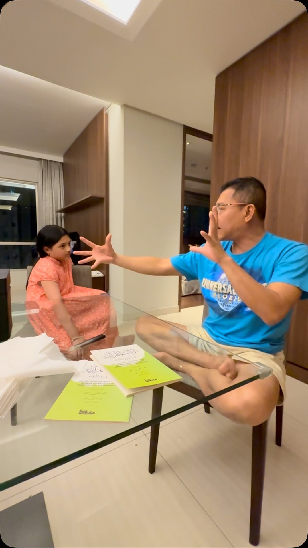 Bunda nya lagi belajar buat ujian sertifikasi besok di Surabaya, didepan ada pemandangan Bapak sm Anak lumayan berat diskusi nya😃
Tempat nya nyaman banget di @ascottwaterplacesby