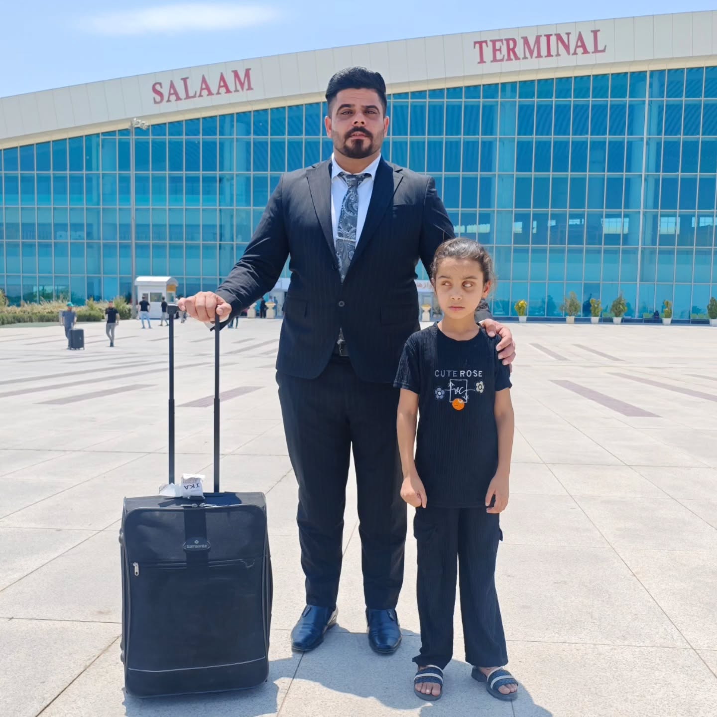 الرحلة الثانية لحالة الطفلة بنين واستذكر لكم مضى شهر على إجراء عملية جراحية لرفع الألتسقات من العين مكلله بالنجاح والان عدنا إلى إجراء عملية زراعة القرنية دعواتكم للطفلة بنين