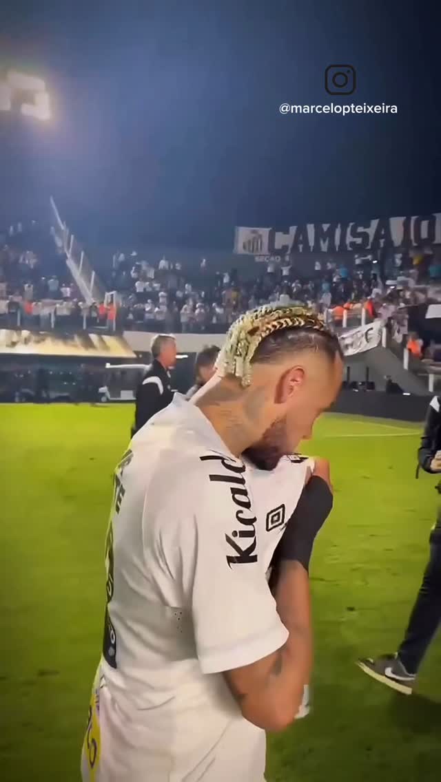 A Vila Belmiro testemunhou um encontro que representa a essência do Santos FC: o talento que vem de berço, a paixão que se transmite de geração em geração. Ver jovens como Robinho Jr. despontando com brilho nos olhos e contar com a presença de Neymar, um símbolo mundial formado aqui, reforça que o DNA santista segue vivo, forte e promissor. Essa energia contagiante se refletiu em todo o elenco, que teve uma atuação de entrega, coragem e identidade com a camisa.
Esse encontro reforça a essência do nosso clube: formar craques, revelar talentos e emocionar multidões. Os Meninos da Vila continuam surgindo no futebol brasileiro.
A vitória diante do líder do Campeonato Brasileiro não apenas nos dá três pontos importantes, mas também representa a determinação do nosso elenco e o estágio de evolução que estamos construindo com muito trabalho e dedicação.
Deixo meu agradecimento aos nossos parceiros, especialmente à 7K. E claro, parabéns a todos os envolvidos — com destaque à nossa torcida apaixonada, que fez da Vila um verdadeiro alçapão!
Seguimos firmes, de geração em geração, na reconstrução do Santos FC. Há muito ainda a ser feito, mas cada passo como esse mostra que estamos no caminho certo.