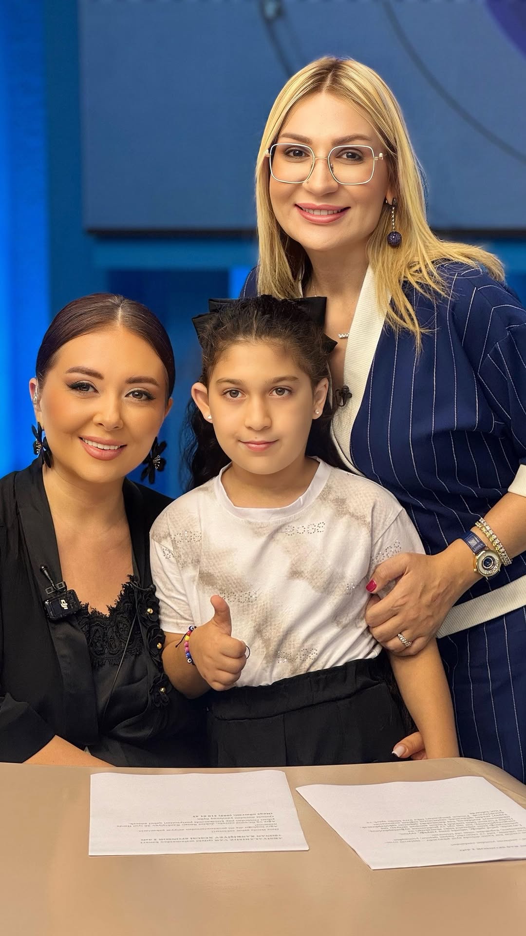 Lalə xalası Nuray balamızı Narınc Psixologiya Mərkəzimizə əmanət etmişdi.🥰 O, gecə qorxuları yaşayır, yuxudan səksinib oyanırdı. Gözünə müxtəlif şeylər görünür, qorxudan gecələr ağlayırdı.🥹
9 yaşı olsa da, zəkası 4 yaş səviyyəsində idi. Oxuduğunu anlamır, yadda saxlamada çətinlik çəkirdi.🥺 3-cü sinifdə oxusa da, üzdən hecalayaraq oxuyurdu. Yaddaşı zəif idi, şer öyrənmək belə onun üçün mümkün deyildi.🤯
Narınc Psixologiya Mərkəzində aldığı seanslar nəticə verdi. İndi maşallah, tanımaq olmur, çox dəyişib.🥰 Artıq qorxuları və gecə ağlamaları qalmayıb. Gözünə görünənlər tamamilə yoxa çıxıb.🧡
Yaddaşı möhkəmlənib, indi şeirləri asanlıqla öyrənir. Oxuduğunu daha yaxşı anlayır və yadında saxlayır.😍 Nuray artıq daha güclü, özünə inamlı və sakitdir.
@tesirdairesi @azertash
#narıncpsixologiyamerkezi #təsirdairəsi #xəzərtv #aparat #psixolojidəstək #narıncmöcüzələri