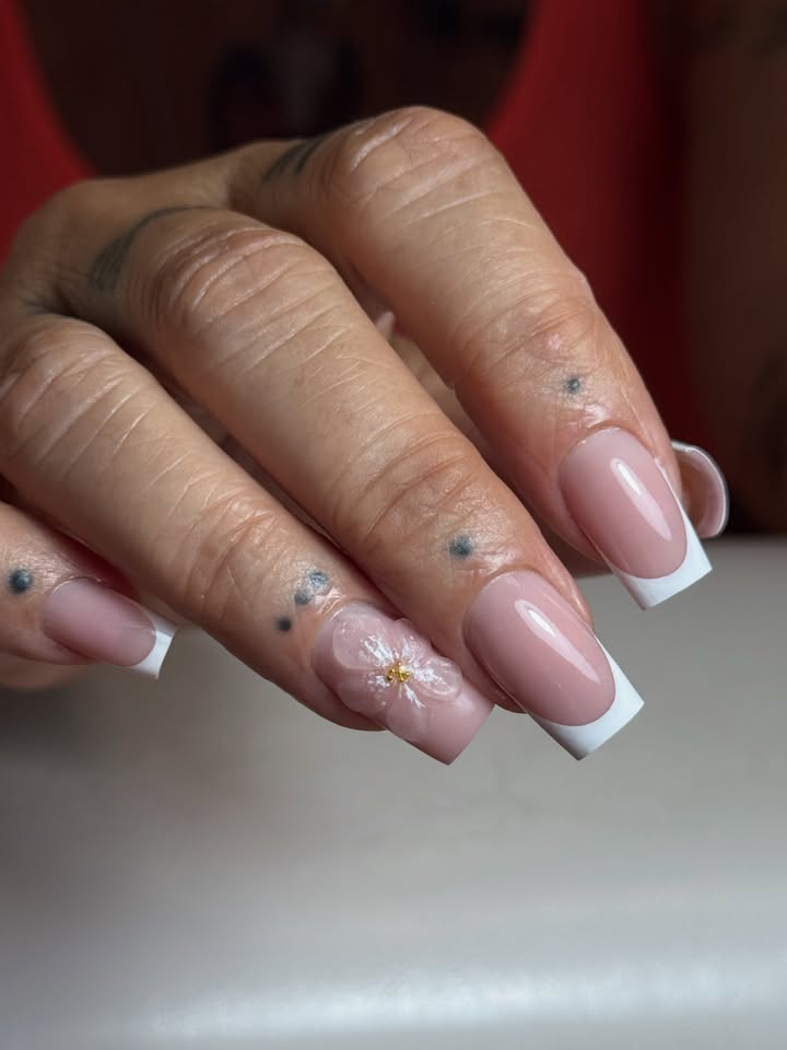 Refill con cambio di forma da mandorla a quadrata, fiore in 3D e french bianco 🤍🌸 x @desdetarot 🫶🏻
Costruttore: petal pink @kharmanailofficial (cod:sara10)
Bianco Paint @kharmanailofficial
Acrygel clear @michellenails.it (cod: sconto_phoenix5) x fiore 3D
#nails #nailoftheweek #3dflowers #french #frenchnails #phoenixnails #ostia #rome