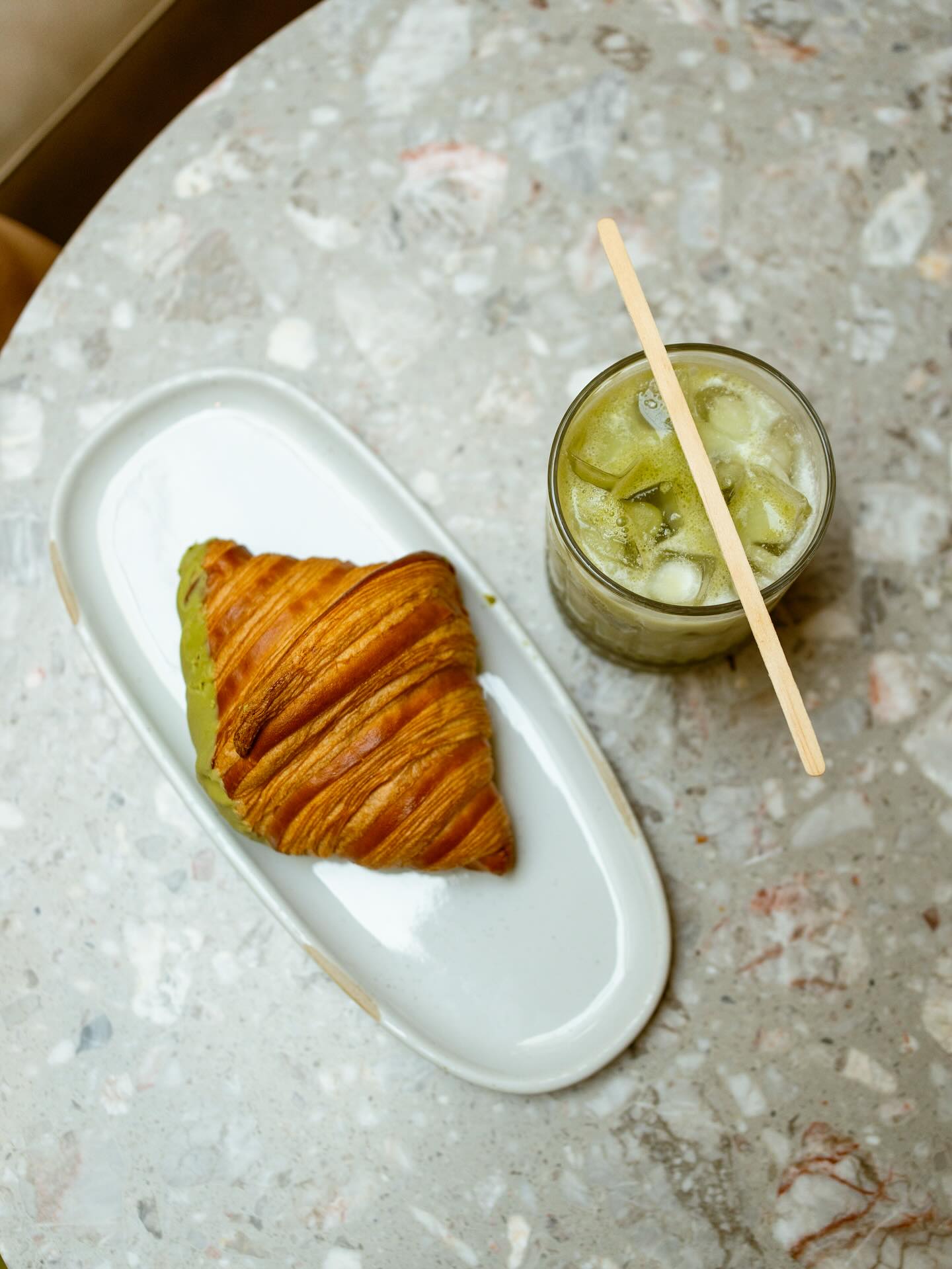 Este post va dedicado a mi amor por el matcha🤍🍵 Todo empezó como la típica relación; del amor al odio solo hay un paso. La primera vez no me gustó, di otra oportunidad y caí en sus garras. Te amo matcha. Recomiéndenme que probar los amantes del matcha