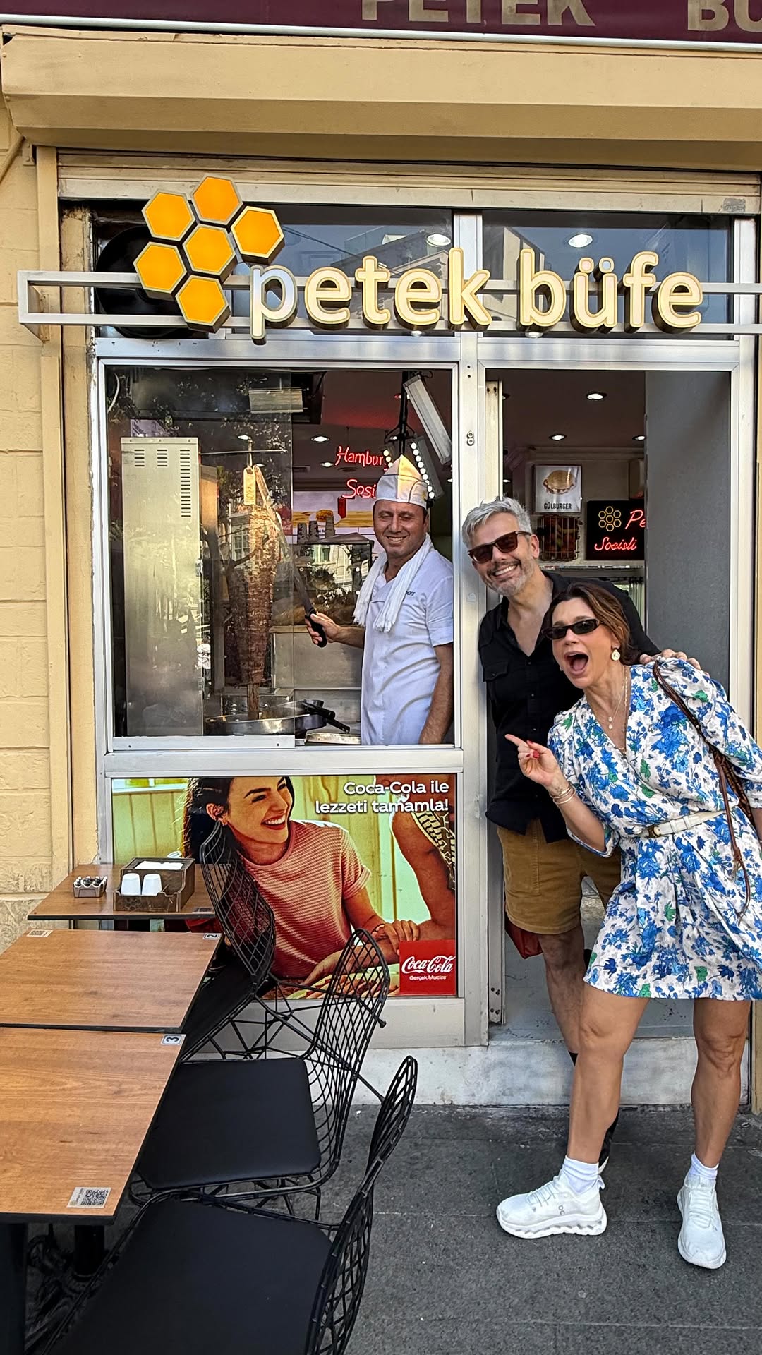 Quem aí já comeu um verdadeiro KEBAB? Digo…. ”CHURRASCO GREGO”? 🤪Pq não sei se vc sabe, mas o Kebab tem (tbm) sua origem aqui na TURQUIA. Sim! E resolvemos pegar um bem raíz da cidade, no melhor estilo do nosso largo da Carioca do Érrejota ou da Sé de Éssepê💪🏻🤪❤️Ah e sim…MUITO BOM! MESMO!