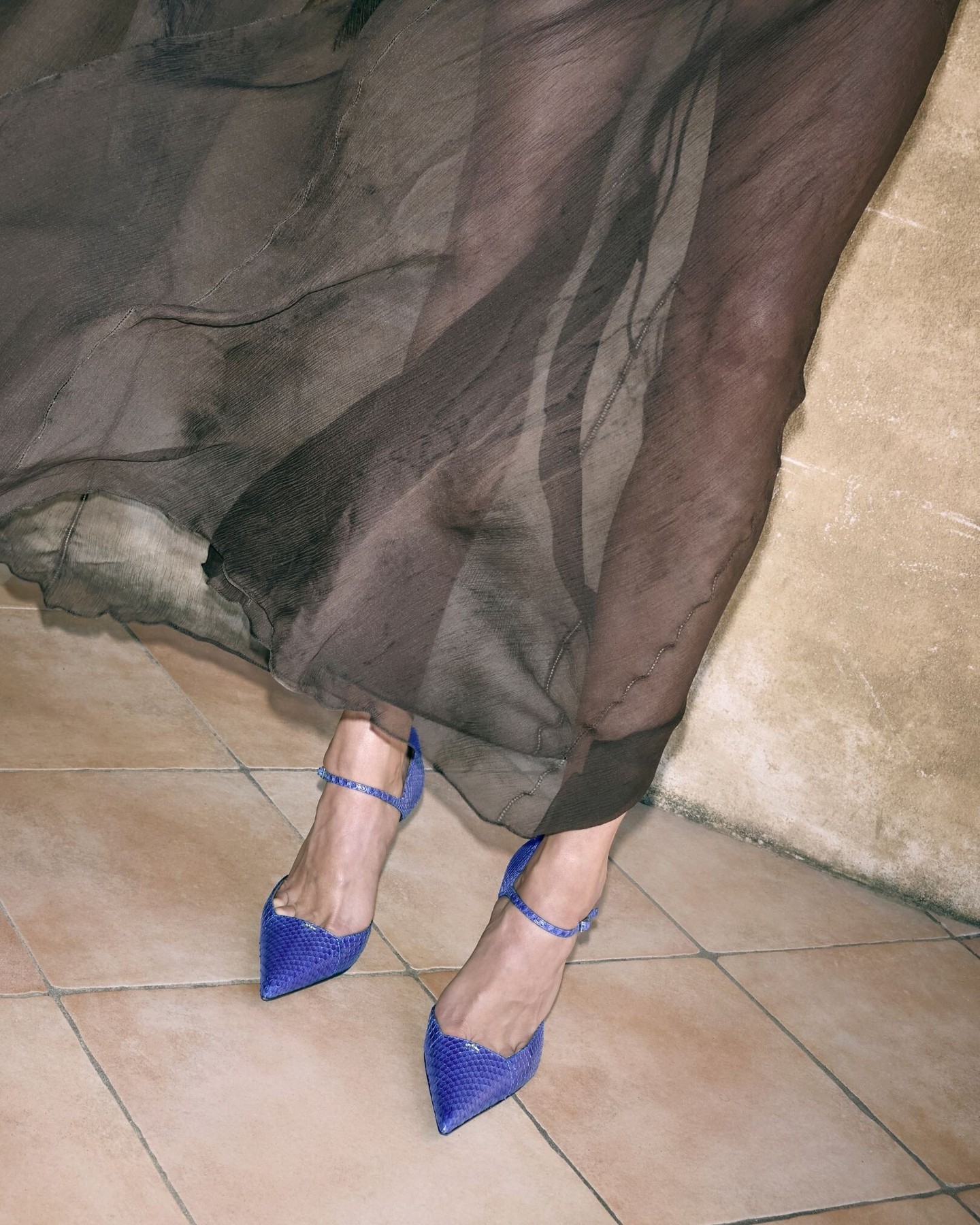 RAQUEL D’ORSAY 105
D’Orsay pump in reptile leather with metal stitch detail, crystal-colored rhinestones and stiletto heel.
Now available at giuseppezanotti.com
#GiuseppeZanotti
#GZFW25