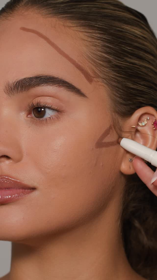 SCULPT AND DEFINE your forehead, cheekbones, & jawline with NEW Shapelifter ✨ Precision made easy with this super thin and creamy contour stick ✏️
@avarilanai wears #Shapelifter shade ‘Sculpted’, blended with the M243 Slanted Cream & Liquid Contour Brush ⭐
