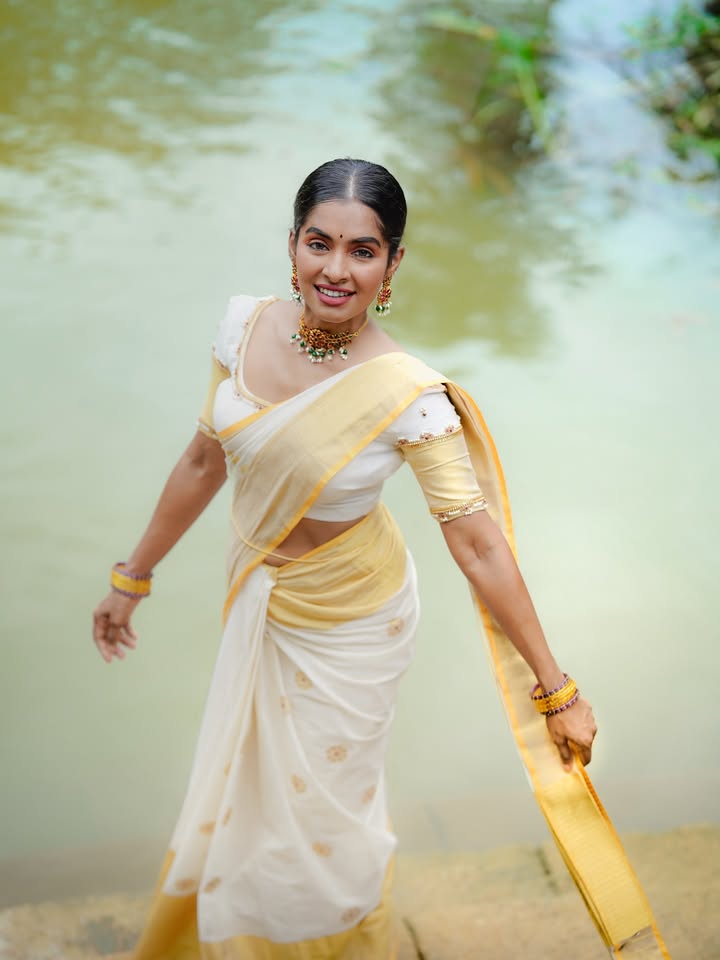 There’s something so special about getting ready in a Kerala saree🌸🦋🌷
#saree @kerala.sarees
#blouse @aaryans_boutique_
#jewelry @adorebypriyanka
Makeup, hairstyle, styling; myself 🙃