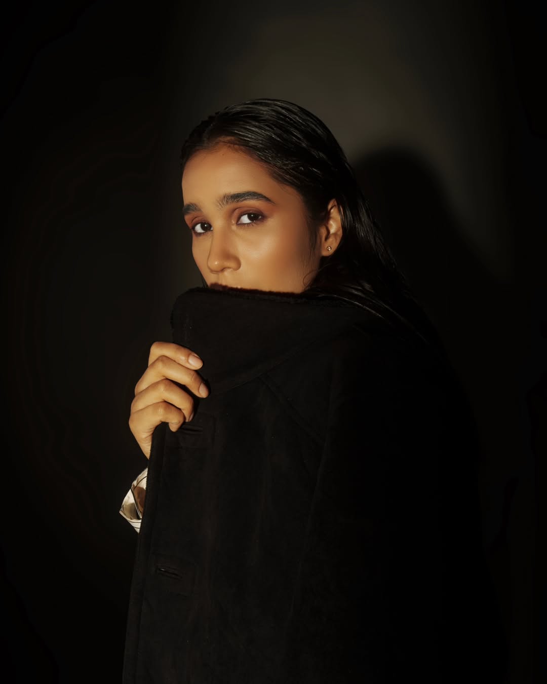 We Don't Fold!
.
.
📷 - @sid.is.art
💄- @_khushiii_j_
🪮 - @khushi_makeover49
.
.
#shradhamishra #shradhamishraphotgraphy #gangster #black #white #grey