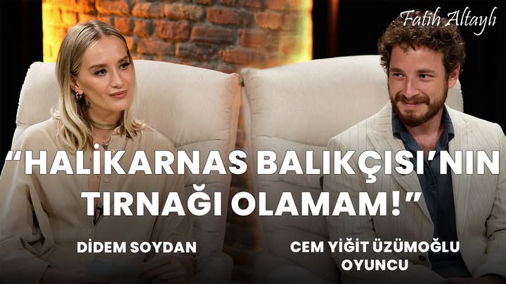 Bu hafta, sevgili @fatihaltayli ‘nın evinde, izleyicisine kurgunun içinde gerçekliği bir an bile sorgulatmayan yetenekte bir aktörü — ve aynı zamanda kendi kuşağının hafızasını en onurlu şekilde korumaya çalışan bir sanatçıyı — Cem Yiğit Üzümoğlu’nu @cemyigituzumoglu ağırladım.
Programımıza icabet etmesi son derece kıymetliydi🌊
Sunum sırasında yaşadığım acemilikten kaynaklı sürç-i lisanlarım için tüm içtenliğimle affınıza sığınıyorum.
Eleştirileriniz ve katkılarınız çok değerli.
Herkese iyi Pazarlar 🌊
