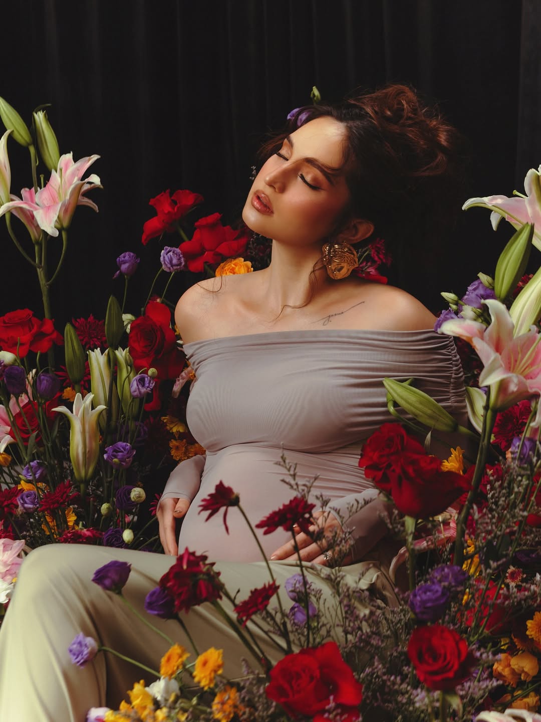 Rooted in time and tenderness 💐
Photographed by @andreabeldua
Makeup by @mariahsantos23
Hair by @renzpangilinan
Styled by @adrianneconcept assisted by @miss.vince_
Flowers by @petalier_
Set Design by @justine_arcegabumanlag
Nails by @beautyandbrew.ph