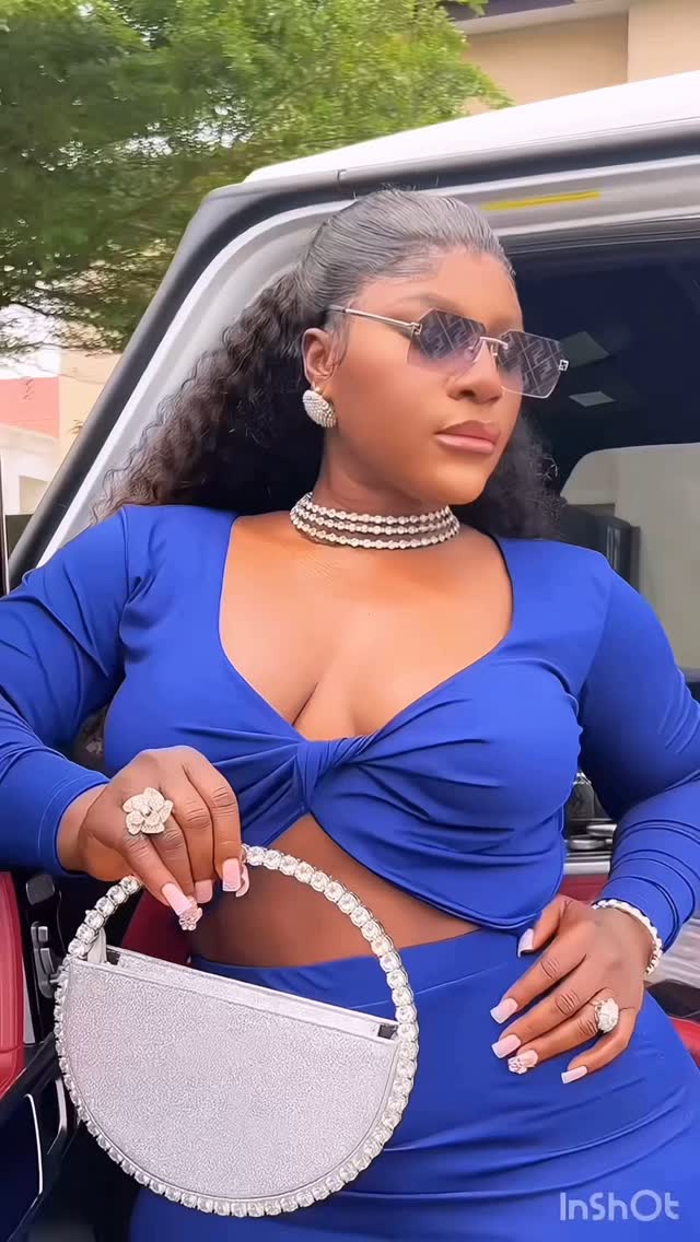 Sunshine mixed with a little bit of fire 🔥
Gudevenin fam ❤️
Outfit by @slayers_wears
Makeup by @jglamzz
Hair by @raptors_hairs
Hair styled by @brownshuugaaextravaganza
Videographer by @vfilms_studio