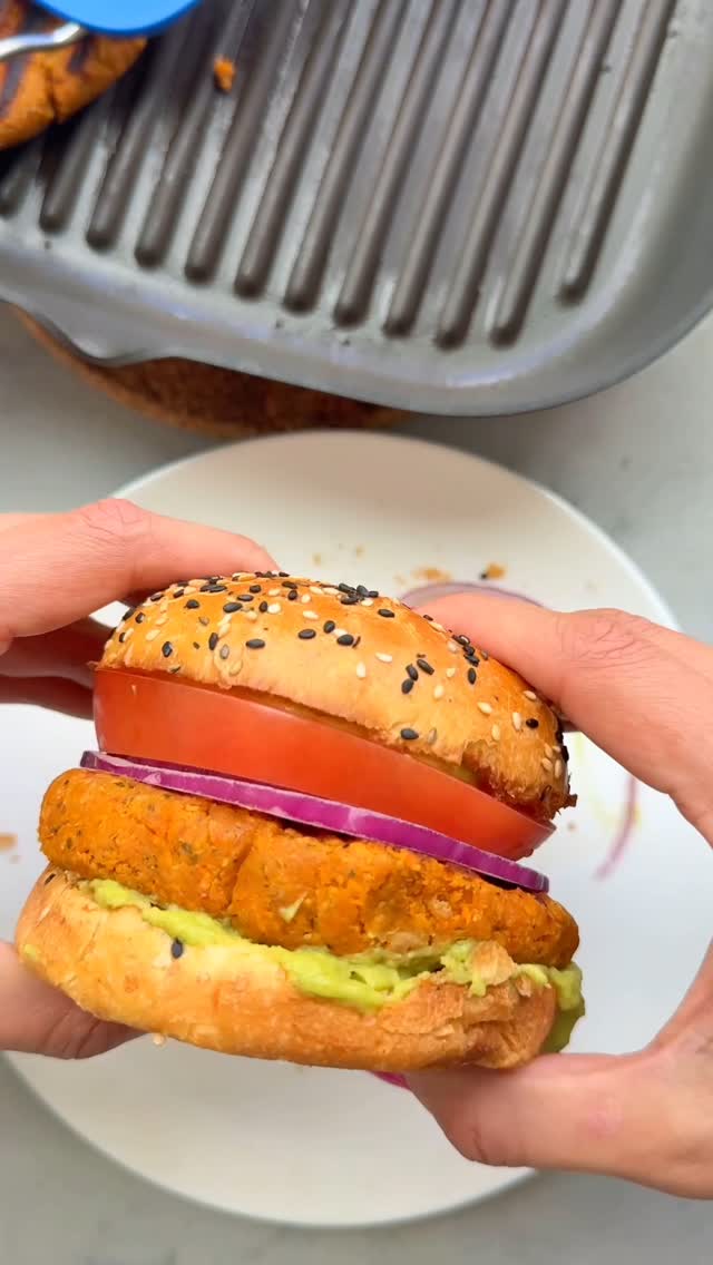 This chickpea burger recipe is filled with the best Mediterranean flavor like sun-dried tomatoes and feta for a little tang. They’re so simple to make and are packed with 13 grams of protein per patty. 🍔
Comment RECIPE for the full ingredients and instructions!
https://feelgoodfoodie.net/recipe/chickpea-burger/