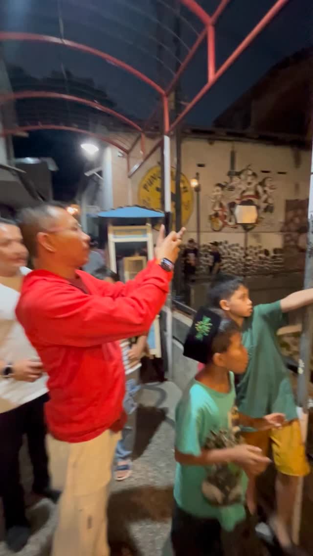 Selamat Pagi guys! Kemarin aku sama keluarga dan tim jalan-jalan muterin daerah Kajoe Tangan yang lagi viral nih😃 ternyata suasananya aduhhh bikin betah banget guys. Banyak rumah jaman dulu yang dijadiin tempat santai yang keren banget😎😃. Wajib banget yang cari destinasi jalan-jalan Di Malang mesti ke tempat ini!!