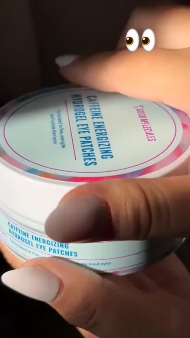 👁️✨ Despierta tu mirada en minutos
¿Ojeras, hinchazón o mirada cansada? Los Hydrogel Eye Patches de Good Molecules son tu rescate exprés.
💧 Enriquecidos con cafeína, niacinamida y extractos botánicos, estos parches refrescantes hidratan, iluminan y desinflaman el contorno de ojos al instante.
❄️ Efecto fresco al contacto, textura cómoda y resultados visibles desde la primera aplicación. ¡Perfectos para empezar el día o revivir tu look antes de salir!
🛒 Tu mirada merece lucir tan despierta como tú — agrégalos a tu rutina ahora.