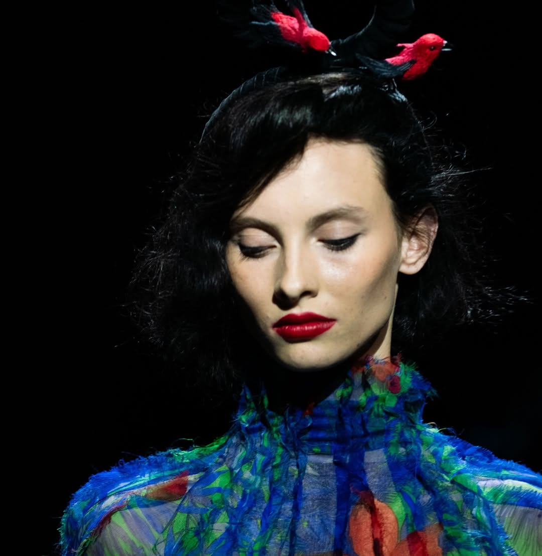 @ronaldvanderkemp X @thaynasoare_ @hautecoutureweek Fall Winter 25/26.
Retro Beauty
Makeup Signed by Marcello Costa with
@tartecosmetics France and
Beauty Enhancer @marcharveybeauty
#teammarcellocosta
Hair signed by @biancavanzwieten with @goldwellbenelux
📸 @joystrotz