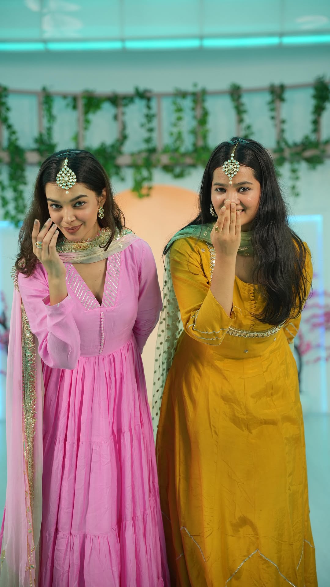 The kind of track that makes your feet move before your brain catches up💃🏻✨
Dancing with the beautiful @khushiiidaga ❤️
Camera work by @mihir_motionflow_ 📸
Pink Anarkali from @ghoomarjaipur_ 😍
#sarzameen #meremurshidmereyaara #keyapatni #hookstep