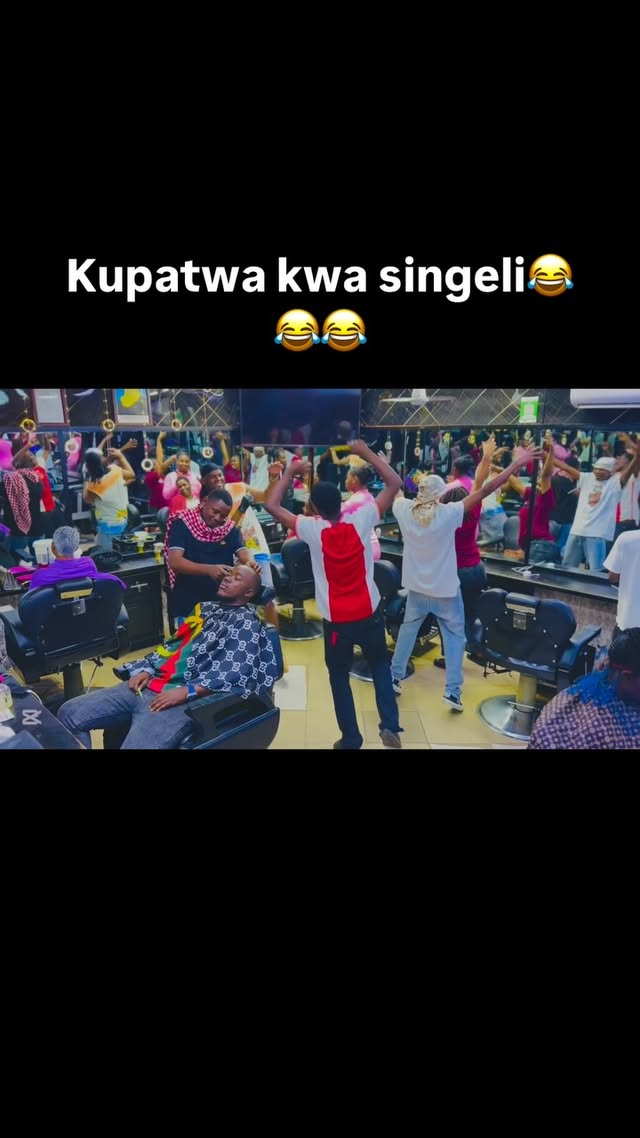 LEO TUNAGANDA HAPA OFISIN MPAKA MJE KUPENDEZA 🔥🚀 NGOMA KALI SANA MWANANGU MACHO MACHO @mzeewabwax_1 NA LONDON BOY @itsdvoice MMEUA SANA 🙌🏾🙌🏾🙌🏾🔥#cutting_master_family #waachewapendeze
#nguvuyanywele #0714757882 #cmbforlife
🎥 @rittegerald