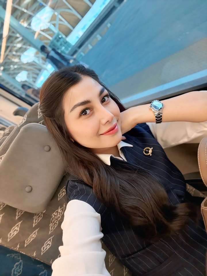 Beberapa tahun yang lalu, pas lagi naik shinkansen di Jepang sempet mikir “ih keren ya, mereka beda kota tapi kerja di Tokyo naik shinkansen pake baju rapi sat set “ ehh ternyata kejadian sama aku Allah kasih naik whoosh kerja sat set kaya orang orang di Jepang😂Alhamdulilah disyukurin aja 💖✨