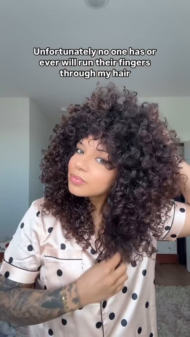 Curly hair problems 😅
@miaaaa_m
#curlyhairproblems #curlyhair #relatable #explore