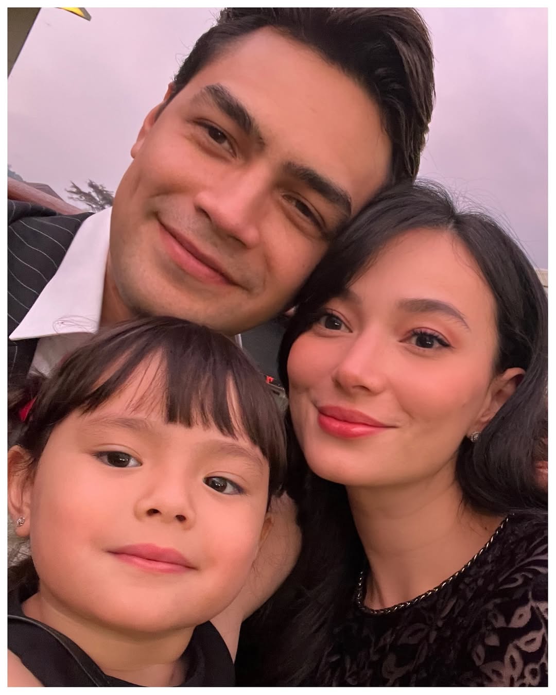Bandung 🩷
*slide 2 Ed and Vi akhirnyaaaaa.. bahagia selalu kaliannn
*slide 5 anaknya Papa Onas mengalihkan duniaku 😳😍
*slide 6 difotoin Chloe 😳🥺
*slide 7 Chloe ngajak nyanyi bareng 🤭
*slide 8 pemandangan paling indah 🥰🩷
*slide 9 dunia milik berdua
*slide terakhir Mama gak boleh ikut foto bareng!