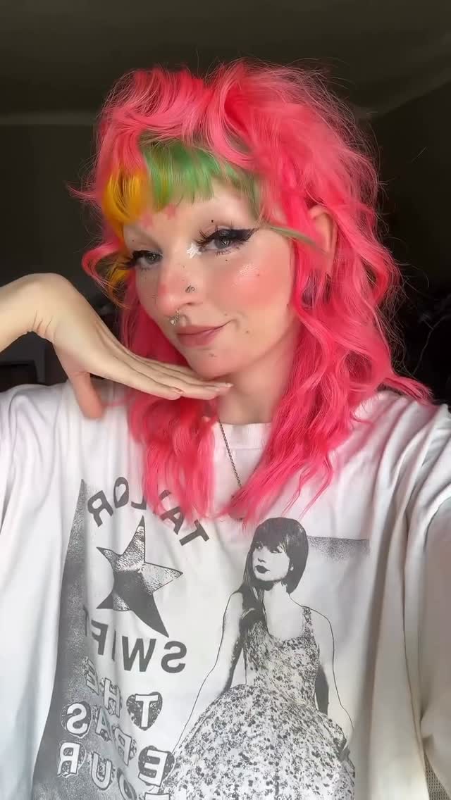 We’re feeling vibrant! 🩷💛💚 Color this good deserves weekend plans. 😏
#ArcticFoxHairColor #AFElectricParadise #AFCosmicSunshine #AFIrisGreen #Hair #PinkHair #HairDye #VividHairDye #VeganBeauty #CrueltyFreeBeauty